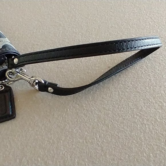 Coach clutch purse - Authentic - 8.5" (L) x 5" (H) with detachable strap - Picture 6 of 15